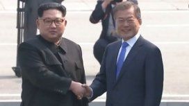 Kim Jong-un y Moon se saludaron durante la cumbre de las Coreas. Kim Jong-un y Moon se saludaron durante la cumbre de las Coreas.