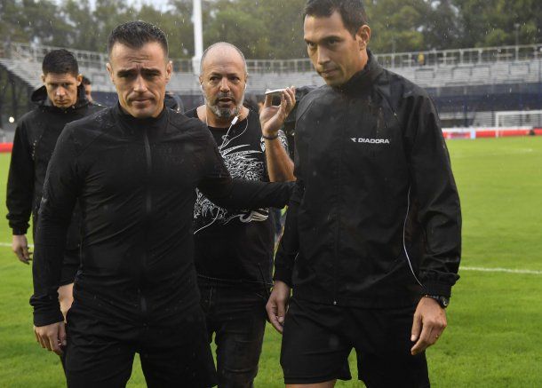 El árbitro Facundo Tello decidió suspender el partido<br>