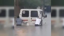 Temporal en Quilmes: se desbordó un arroyó y las calles están intransitables Temporal en Quilmes: se desbordó un arroyó y las calles están intransitables