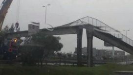 Por el temporal, cayó un puente peatonal en el acceso oeste frente al Hospital Posadas Por el temporal, cayó un puente peatonal en el acceso oeste frente al Hospital Posadas