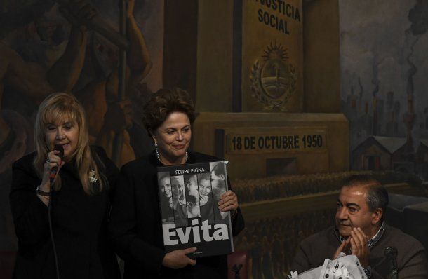La ex presidenta de Brasil Dilma Rousseff en la sede de la Confederación General del Trabajo (CGT).