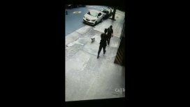 Así atacaba la mujer al policía en Caballito Así atacaba la mujer al policía en Caballito