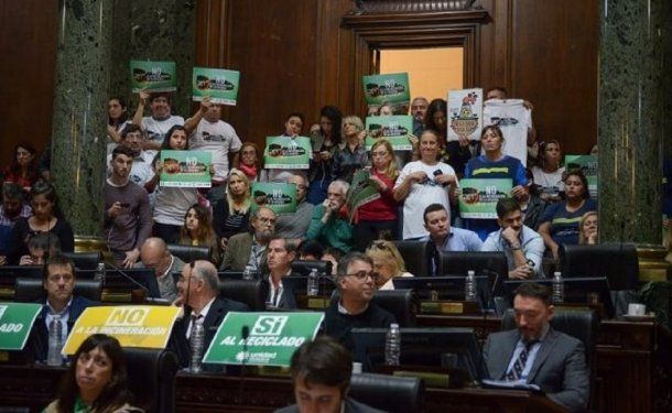 La Legislatura portreña aprobó la quema de residuos - Crédito: parlamentario.com