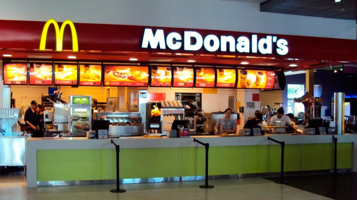 Un hombre robó un inodoro de McDonalds y se lo llevó en un bolso