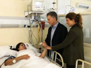 Mauricio Macri y su mujer, Juliana Awada, visitaron a la sargento Rocío Villarreal en la Clínica Fitz Roy Mauricio Macri y su mujer, Juliana Awada, visitaron a la sargento Rocío Villarreal en la Clínica Fitz Roy