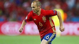 Diego Maradona homenajeó a Andrés Iniesta Diego Maradona homenajeó a Andrés Iniesta