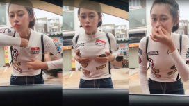 Se arreglaba frente a la ventanilla de un auto y se llevó una sorpresa Se arreglaba frente a la ventanilla de un auto y se llevó una sorpresa