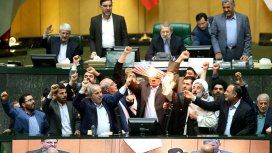 Diputados quemaron una bandera de Estados Unidos Diputados quemaron una bandera de Estados Unidos