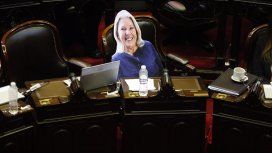 Sonriente y casi en tamaño natural fue la figura de Elisa Carrió Sonriente y casi en tamaño natural fue la figura de Elisa Carrió