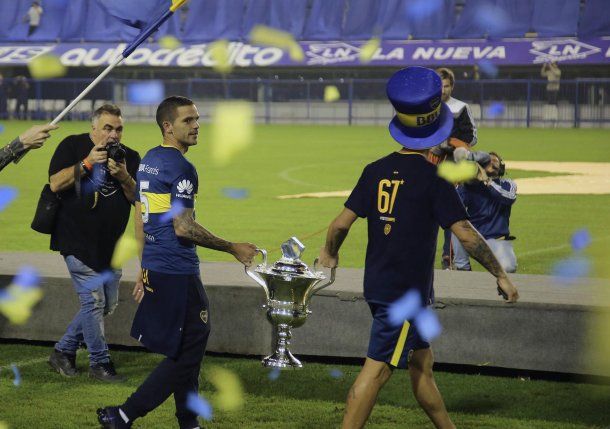 Fernando Gago entra con el trofeo de la Superliga<br>