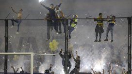 Los hinchas terminaron trepados a los alambrados de la popular Xeneize Los hinchas terminaron trepados a los alambrados de la popular Xeneize