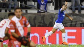 Mauro Zárate festeja el gol con el que abrió el marcador Mauro Zárate festeja el gol con el que abrió el marcador