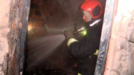 En primera persona: así vive un bombero un incendio desde adentro de un edificio En primera persona: así vive un bombero un incendio desde adentro de un edificio