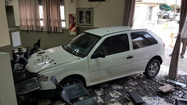 Velo incrustó su auto contra la vidriera de la oficina de la compañía de electricidad de San Pedro