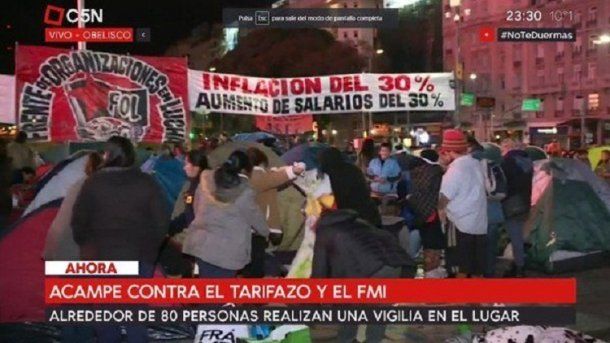 Organizaciones sociales pasaron la noche en la Plaza de la República<br>