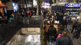 Largas colas en las paradas de colectivos producto del paro de subtes que afecta a todas las líneas y causa trastornos en los usuarios. Largas colas en las paradas de colectivos producto del paro de subtes que afecta a todas las líneas y causa trastornos en los usuarios.