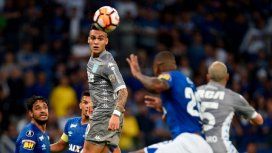 Lautaro Martínez conecta de cabeza en el que pudo ser su último partido en Racing Lautaro Martínez conecta de cabeza en el que pudo ser su último partido en Racing
