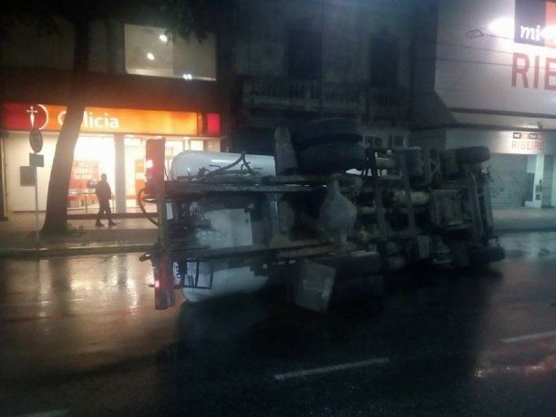 El vehículo volcó en pleno Juan Bautista Alberdi<br>