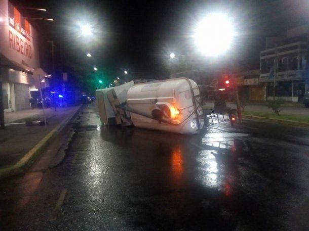 A pocos metros de Larrazábal quedó el camión<br>