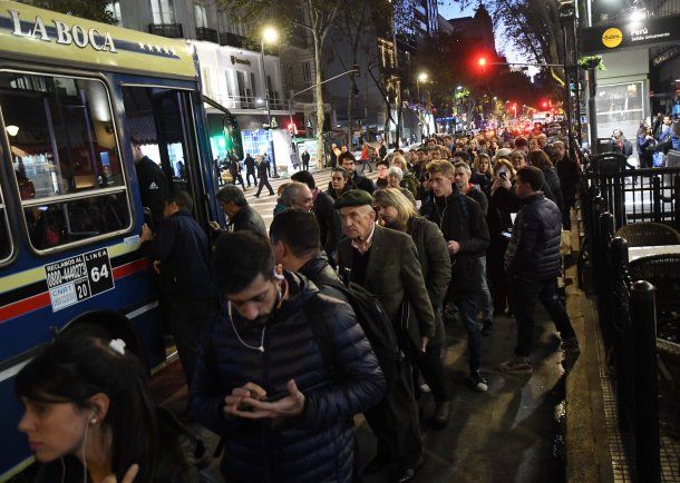 Largas colas en las paradas de colectivos por el paro de subtes que afectó a todas las líneas.