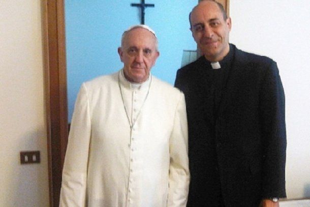 Monseñor Víctor Manuel Fernández junto al papa Francisco
