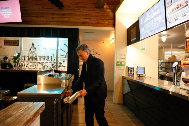 Tras la cena, tiró los residuos al cesto<br>