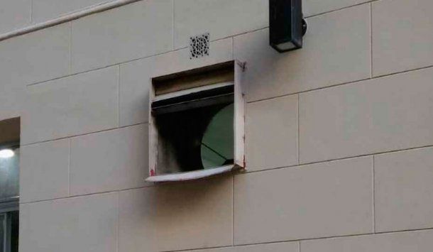 Este es el ventiluz por el que se escapó el detenido