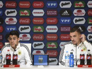 Cristian Pavón y Franco Armani durante la conferencia de prensa en el predio de la AFA Cristian Pavón y Franco Armani durante la conferencia de prensa en el predio de la AFA