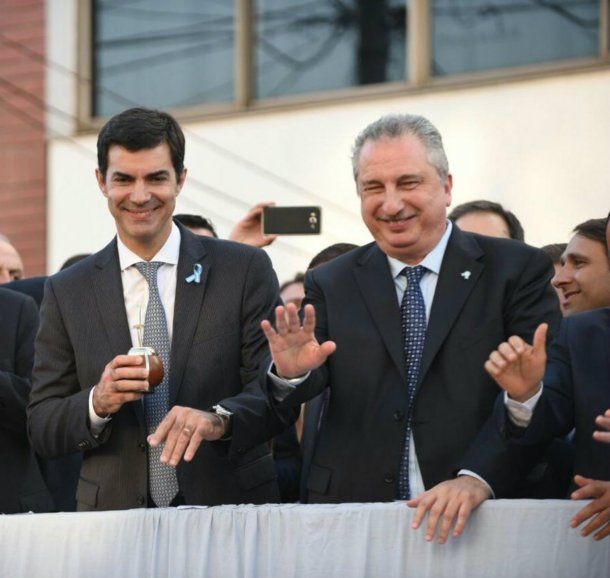 Mate en mano en el balcón del acto por el 25 de Mayo en Misiones