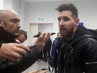Lionel Messi en el aeropuerto de Ezeiza Lionel Messi en el aeropuerto de Ezeiza