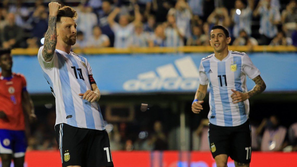 Messi celebra ante la mirada de Di María