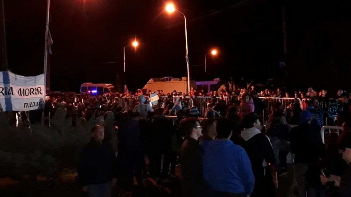 Una multitud espera en las puertas del predio de Ezeiza la salida de la Selección