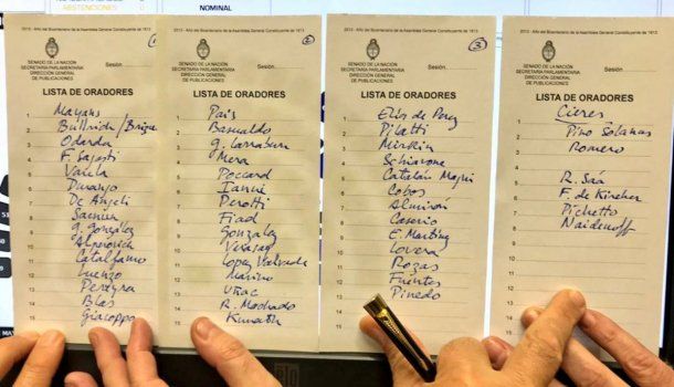 La lista de senadores que van a hablar, y luego de esta foto se agregaron dos nombres