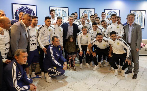 Macri saludó a los jugadores de la Selección en el predio de Ezeiza<br>