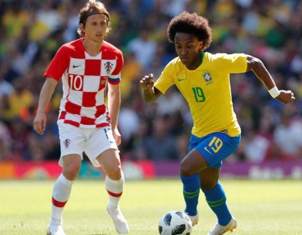 Willian lleva la pelota ante la mirada de Modric, la figura croata