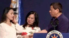 El presidente de Filipinas obligó a besar a una joven y la TV oficial borró el video El presidente de Filipinas obligó a besar a una joven y la TV oficial borró el video