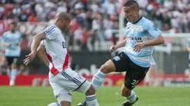 Centurión con la camiseta de Racing encara a Carlos Sánchez de River durante un partido del Torneo Inicial 2012 Centurión con la camiseta de Racing encara a Carlos Sánchez de River durante un partido del Torneo Inicial 2012