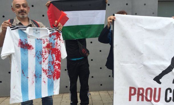 Los manifestas y la camiseta manchada de sangre (foto: @guardaceci)