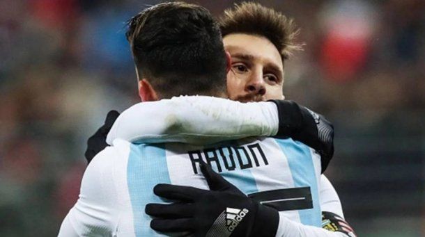 Lionel Messi y Cristian Pavón pueden ser compañeros en Barcelona<br>