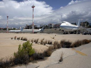 El abandonado Aeropuerto Internacional de Ellinikon es un símbolo de las ruinas del FMI en Grecia El abandonado Aeropuerto Internacional de Ellinikon es un símbolo de las ruinas del FMI en Grecia