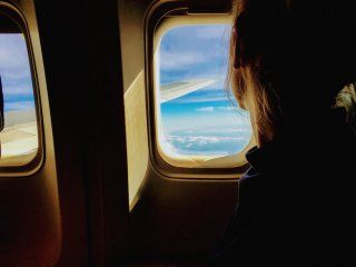 Laura busca a su compañero de viaje Laura busca a su compañero de viaje