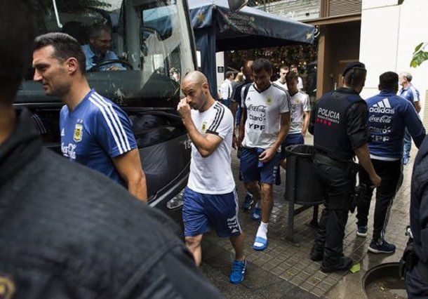 Los jugadores de la Selección a la salida del restaurante. 