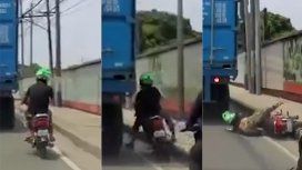 Un camión le pasó la rueda sobre la cabeza Un camión le pasó la rueda sobre la cabeza
