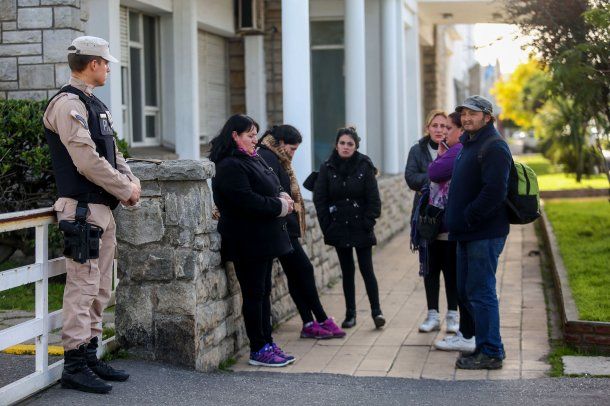 Familiares de los tripulantes del buque Rigel se acercaron al edificio de la Prefectura Naval Argentina.