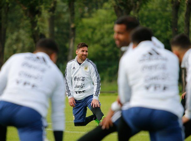 Messi elongando tras un ejercicio<br>
