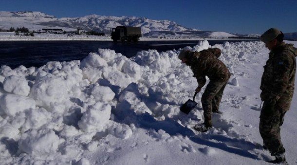 Temporal de nieve en Neuquén - @Ejercito_Arg
