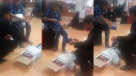Tucumán: le compró zapatillas a un nene que pedía monedas descalzo en la calle Tucumán: le compró zapatillas a un nene que pedía monedas descalzo en la calle