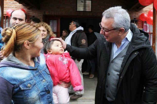 Zamora inauguró un espacio de juegos en un jardín de infantes