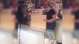 VIDEO: Una mujer se enfrentó a un delincuente armado y evitó un asalto VIDEO: Una mujer se enfrentó a un delincuente armado y evitó un asalto