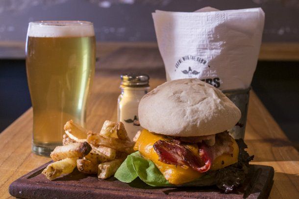 <p>Happy hour de cerveza artesanal en Growlers</p>